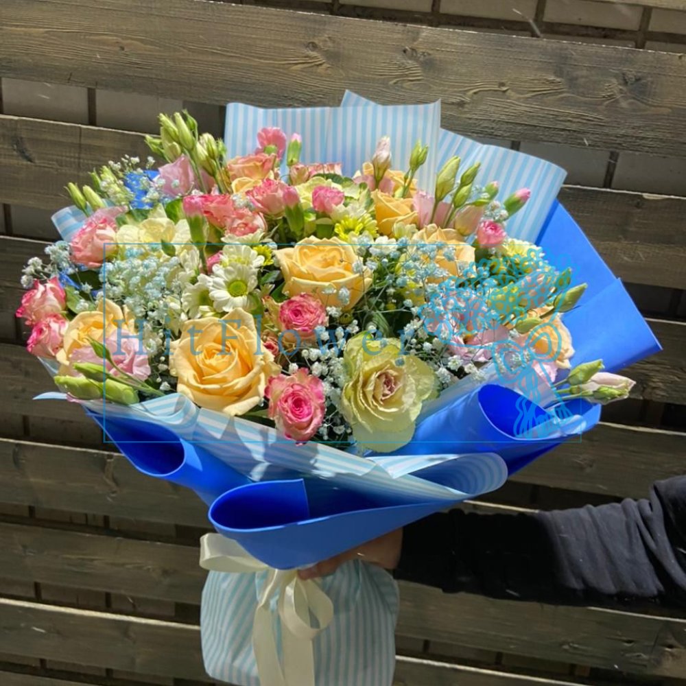 Букет цветов Ягодное пралине Букет цветов из: Розы, Лизиантусы и Хризантемы